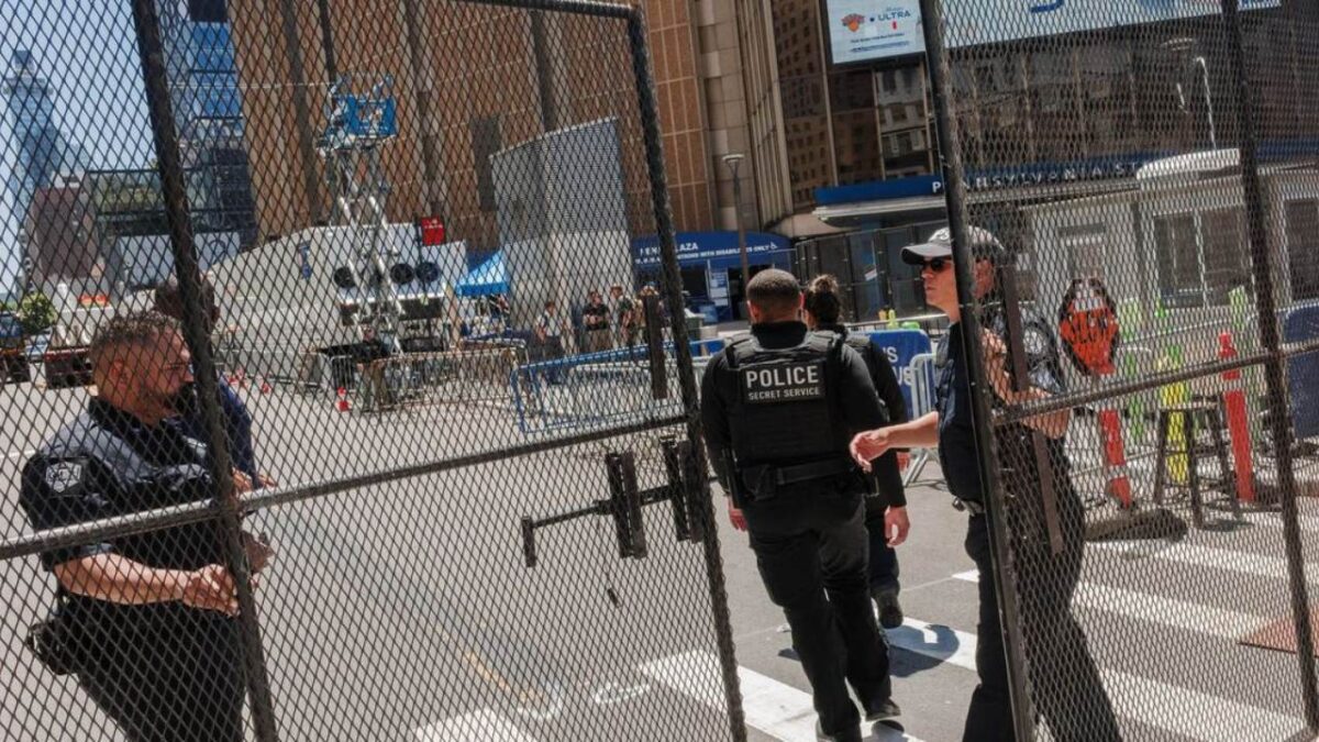 Donald Trump's Arrival Forces $10K Paying Knicks Fans to Wait Hours Outside Madison Square Garden 1 Secret Service installed fences outside MSG