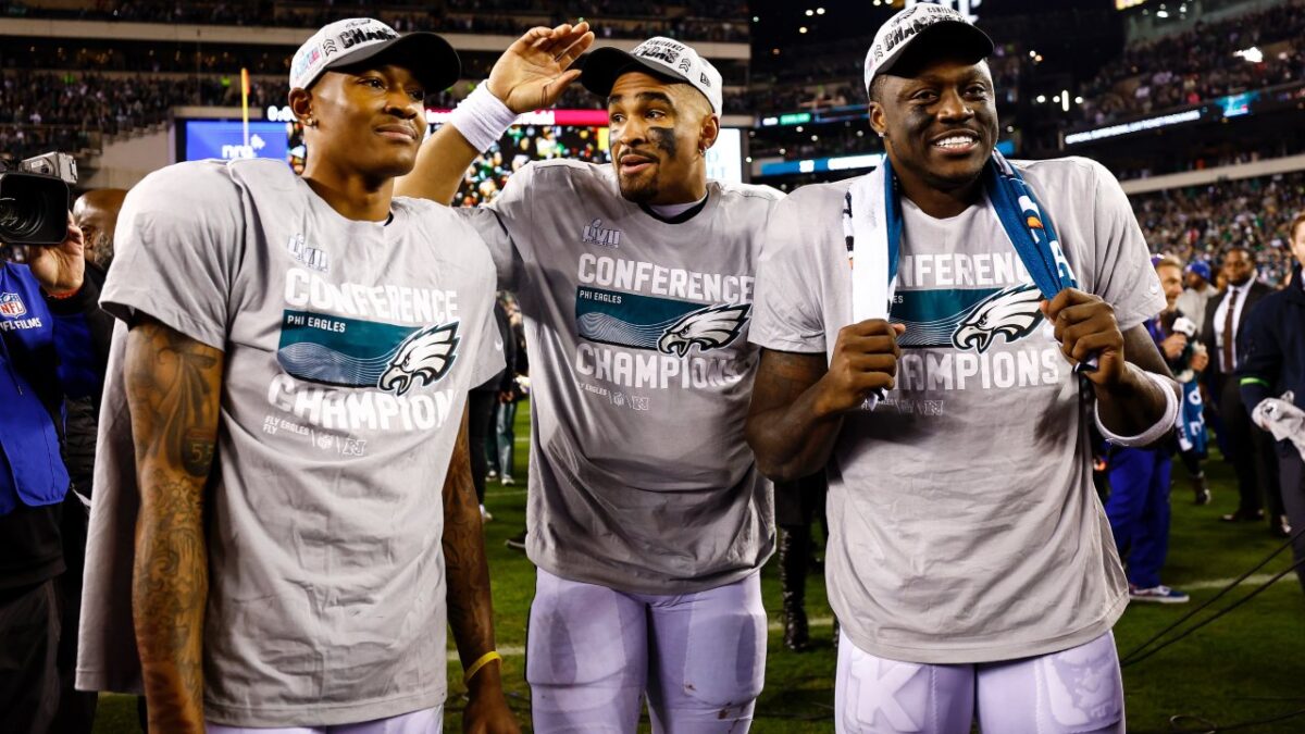 Eagles Dismiss AJ Brown-Jalen Hurts Rift Despite WR's Latest Diss: "Always Open" 1 Much has changed for the Eagles since this picture