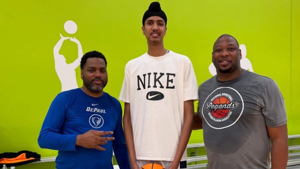 7'4" Jagmeet Singh Dominating AAU Basketball Leaves Fans In Awe - "Indian Wemby" 1 Jagmeet Singh with former NBA star Bobby Simmons (right)