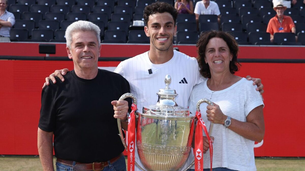 Francisco Cerundolo Reveals How He Rediscovered His Love for Tennis After Historic Run at Queen's: "I Was at Odds with Life" 1 Francisco Cerundolo with his parents