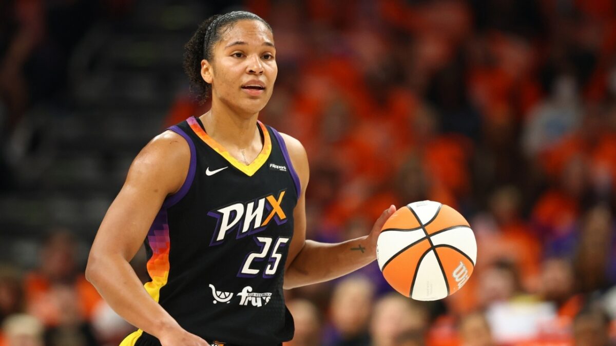 Patrick Mahomes' Ex-Teammate Defends Alyssa Thomas After Caitlin Clark Throat Punch Sparks Outrage 1 Patrick Mahomes' Ex-Teammate Defends Alyssa Thomas After Caitlin Clark Throat Punch Sparks Outrage