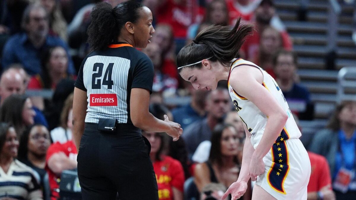 Caitlin Clark's Crash-Out Against Official For No Call Angers Social Media - "Immediate Technical in NBA" 1 Caitlin Clark explaining the hit she took to the official