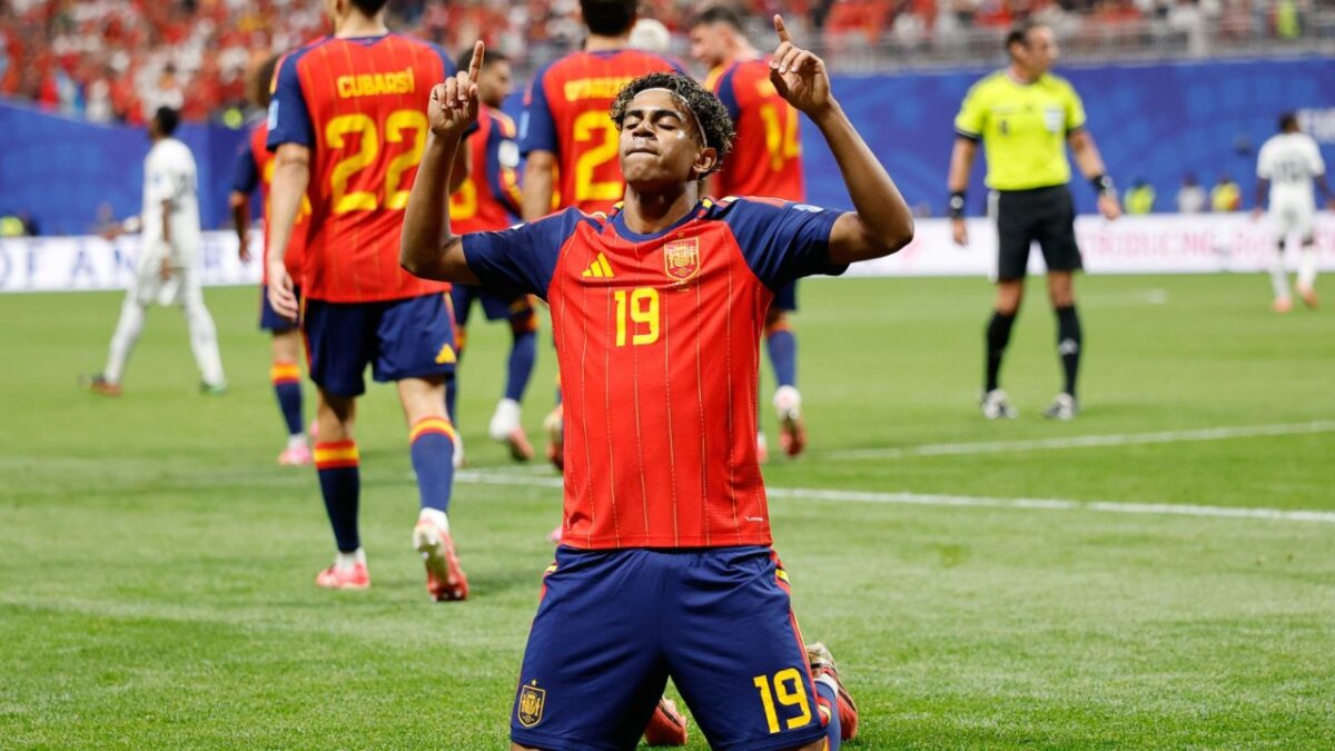 'Salty' Leandro Paredes Turns Violent After World Cup Final Heartbreak, Grabs Spanish Player by the Neck and Shoves Another 1 'Salty' Leandro Paredes Turns Violent After World Cup Final Heartbreak, Grabs Spanish Player by the Neck and Shoves Another