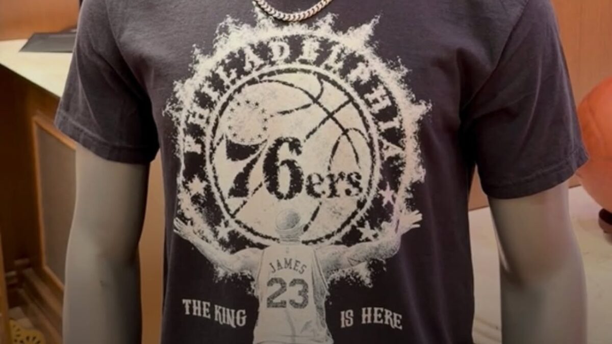 LeBron James' 76ers Jersey Outselling Shohei Ohtani & 2018 Lakers' Debut Stuns Fans - "The King For a Reason" 1 LeBron James 76ers merchandise on a mannequin