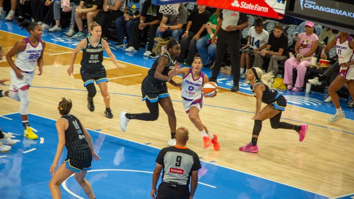 Kelsey Plum Draws Major Praise From New Head Coach After Helping Mercury Win: "Hell of a First Performance By Her" 1 Kelsey Plum drives to the basket