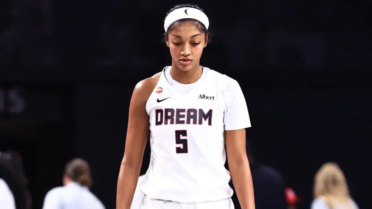 ESPN Glazing Angel Reese Despite Horrible 1st-Half Performance Angers Fans - "It's Comical" 1 Angel Reese's layups have not improved