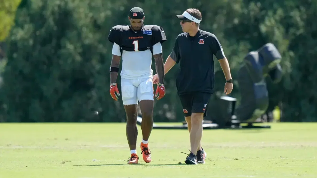 Ja'Marr Chase Clutching His Knee After Awkward Landing Strikes Fear in Bengals Fans - "Burrow Got Him Injured" 1 Ja'Marr Chase walked off on his own