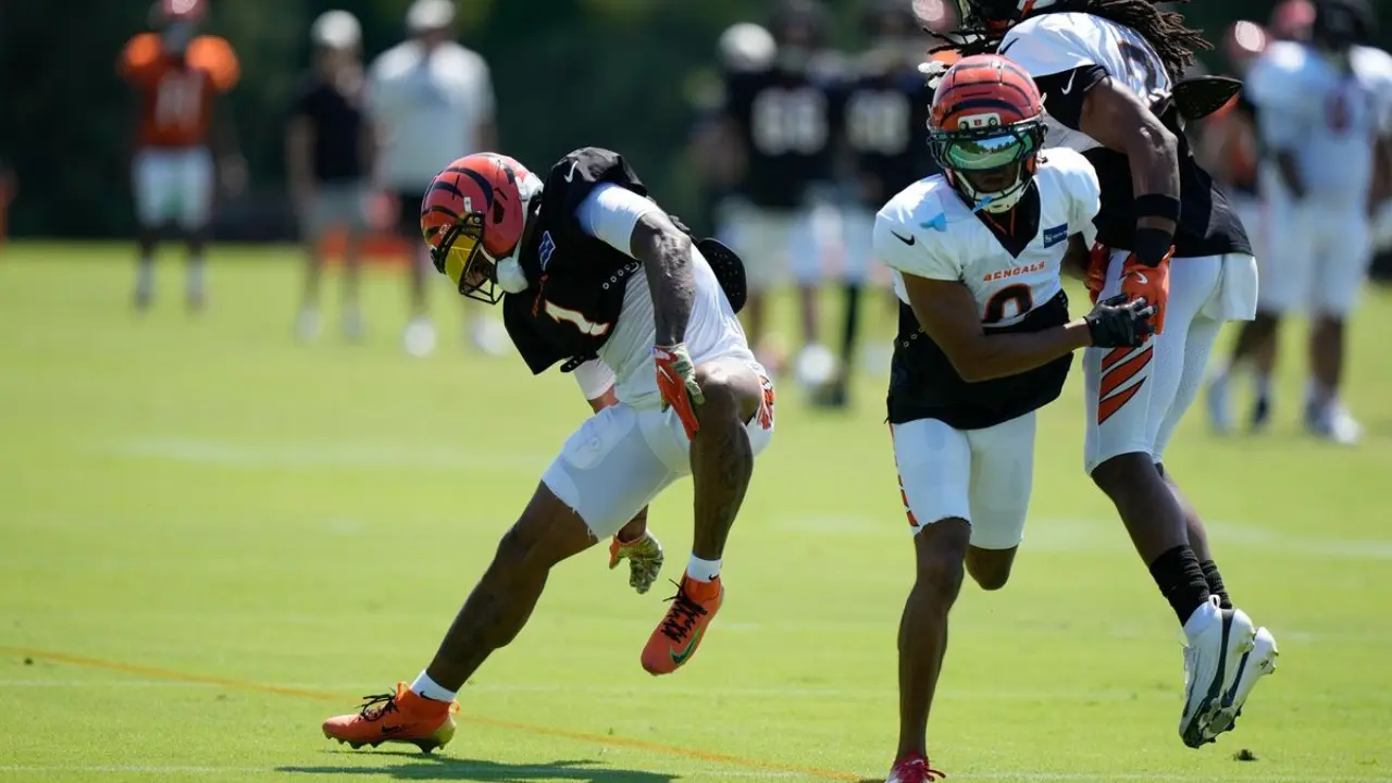 Ja’Marr Chase Clutching His Knee After Awkward Landing Strikes Fear in Bengals Fans – “Burrow Got Him Injured”