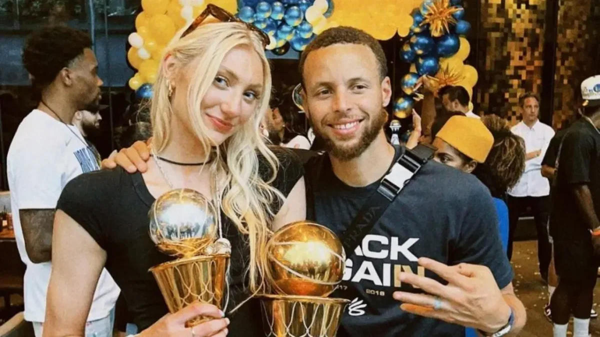 Fans Turn on Enes Kanter Freedom for Threatening to Sue Chicago Sky After Being Thrown Out - "Such a Pathetic Grifter" 1 Cameron Brink with Stephen Curry