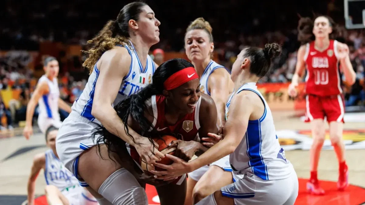 USA Head Coach Warns Caitlin Clark & Teammates After Near Loss to Italy: "Let This Be The Last Time" 1 Italian players collaborating to stop Jackie Young