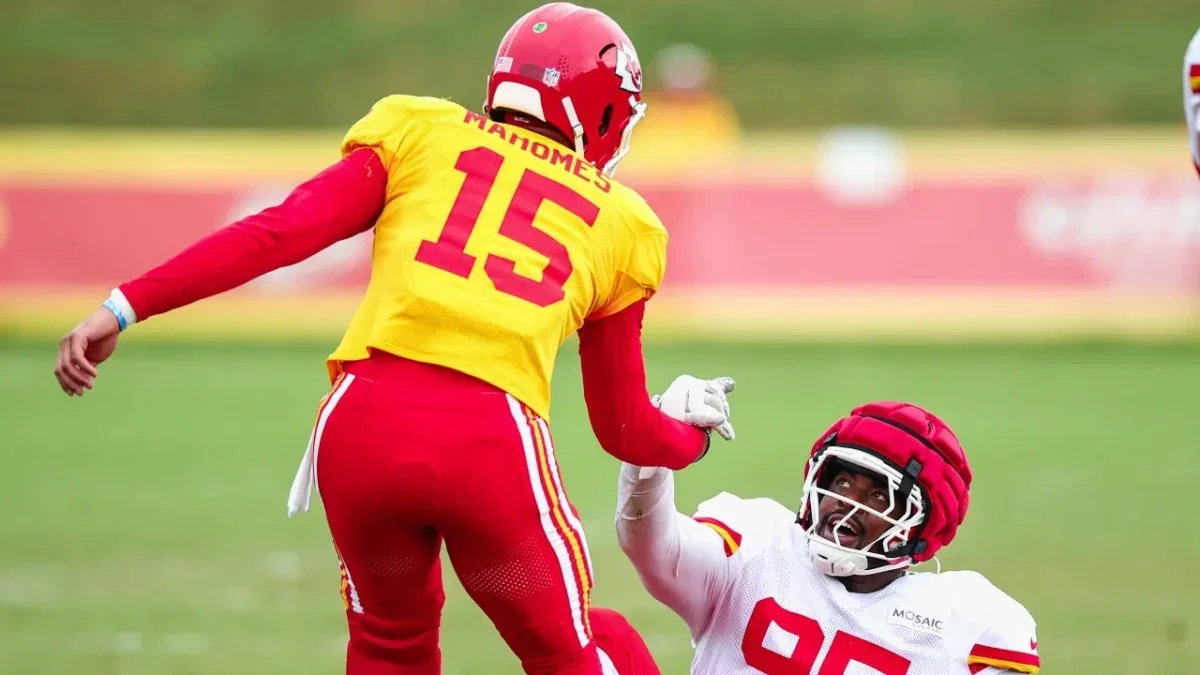 Patrick Mahomes’ 9 Month Return from ACL Tear Against Broncos Sparks Warnings from Dan Orlovsky and Kurt Warner 1 Mahomes wearing a brace helps 310 lb Chris Jones