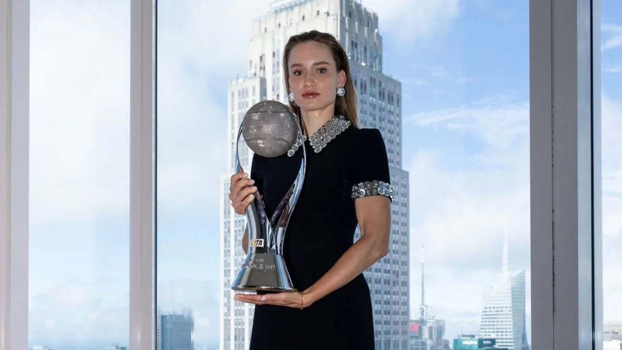 Elena Rybakina Reveals Unique Strategy to Stay Focused During Matches: “Trying to Zone Out”