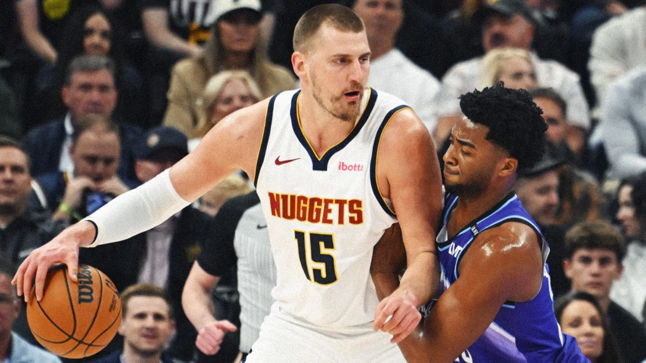 Nikola Jokic’s Insane Behind-the-Back Crosscourt Pass Stuns Fans – “He’s Playing 4D Chess”
