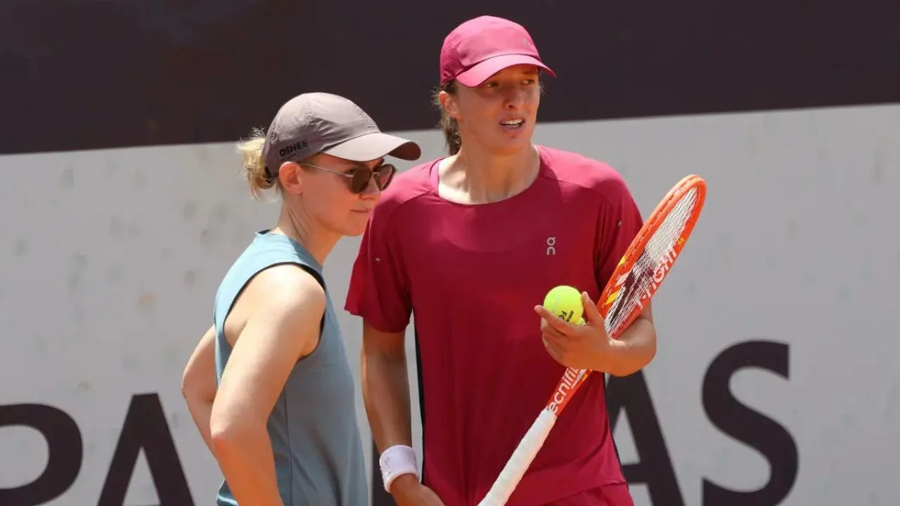 Iga Swiatek Under Fire After Ex-WTA Player Reveals Pole Asked Her To Wash Dirty Clothes: “Daria Abramowicz Wanted Warm Chicken at 11 Am”
