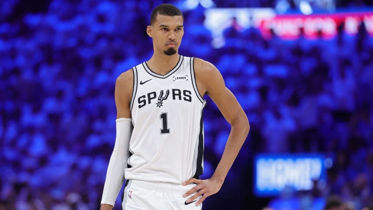 Victor Wembanyama Toying With Domantas Sabonis & Kings Stuns Fans – “He Is Not Human”