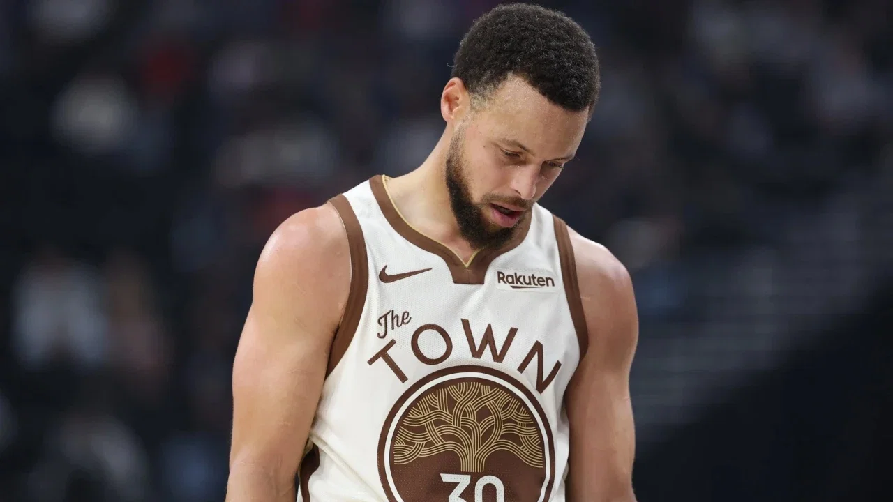 Warriors Jittery After Stephen Curry Tweaks Ankle In Final Practice Before 2026 Season Starts