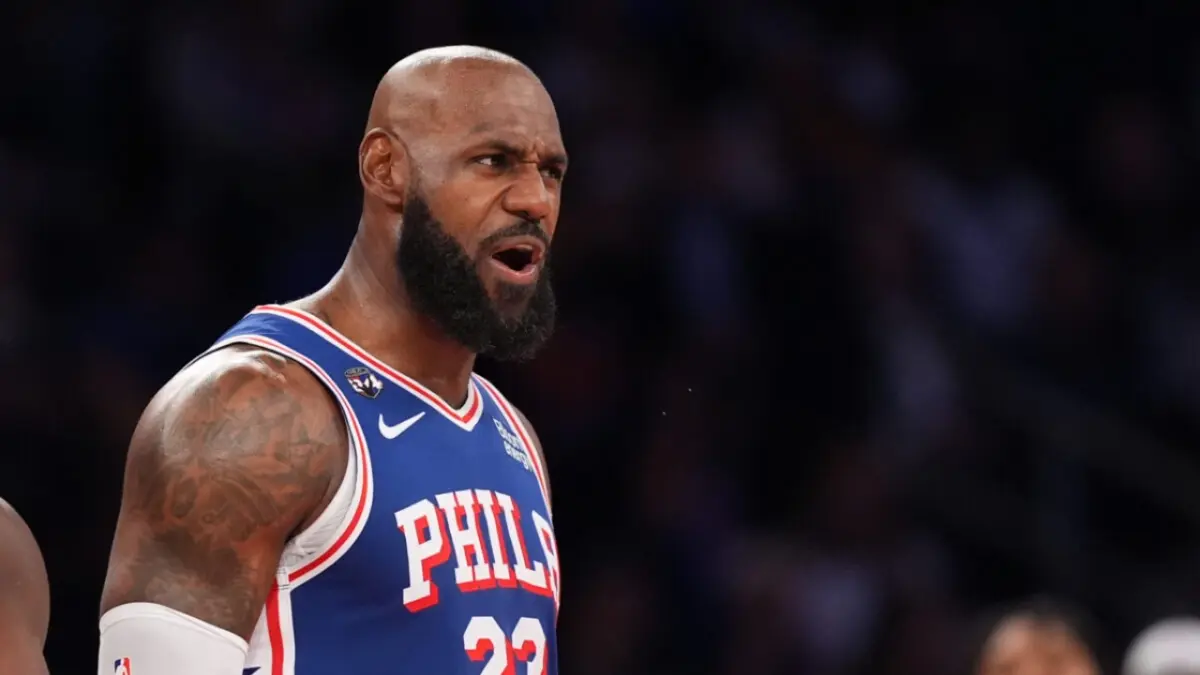 LeBron James Greeted With 'We Don't Want You' Chants & Heckling in Season Opener Against Knicks 1 LeBron James