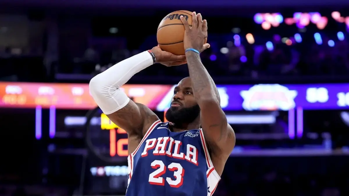 Donald Trump Slams LeBron James for Disrespecting National Anthem Ahead of 76ers Debut 2 LeBron James playing for 76ers