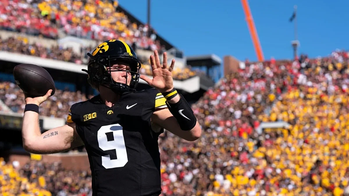 'Drunk' Iowa Fan Loses It and Starts Throwing Punches During Minnesota Game 1 'Drunk' Iowa Fan Loses it and Starts Throwing Punches During Minnesota Game