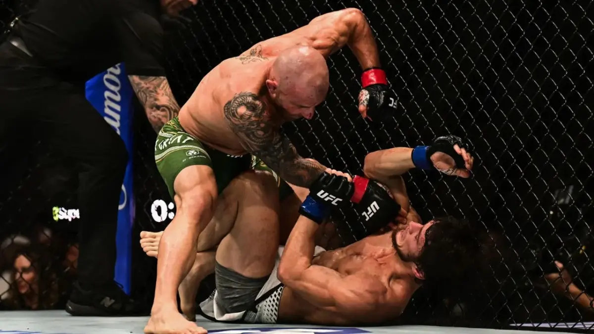 Alexander Volkanovski Once Again Calls Out Justin Gaethje After Demolishing Movsar Evloev at UFC 333 1 Alexander Volkanovski finishing Movsar Evloev at UFC 333