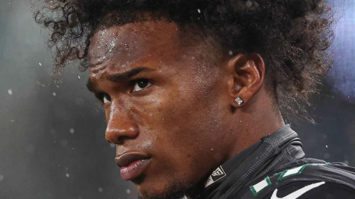 Garrett Wilson Aggressively 'Lashes Out' at Geno Smith on Sidelines As Jets Lose at Home to 0-5 Dolphins 1 Garrett Wilson Aggressively Lashes Out at Geno Smith on Sidelines As Jets Lose at Home to 0-5 Dolphins