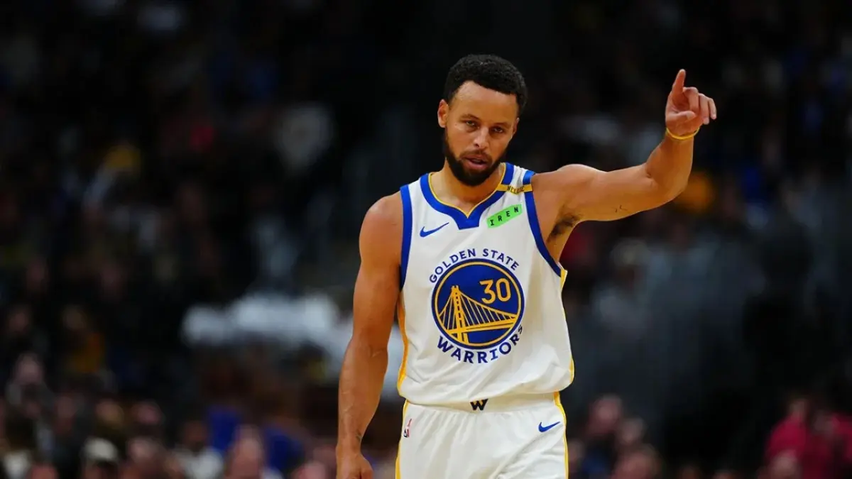 Rookie Yaxel Lendeborg Helps 'Perfect' Stephen Curry Win First Game of Season 1 Stephen Curry
