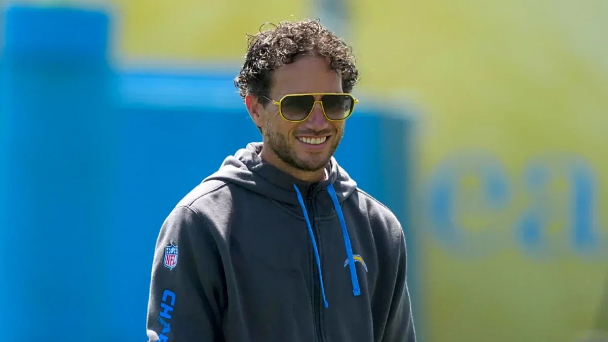 "It's Not His Fault" - Justin Herbert Defends OC Mike McDaniel After Chargers' 0-6 Start, Blames the Players 1 "It's Not His Fault" - Justin Herbert Defends OC Mike McDaniel After Chargers' 0-6 Start, Blames the Players
chris broussard